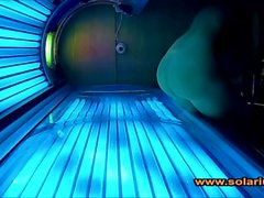 Öffentlich im Solarium heimlich gefilmt Große Titten Masturbation Amateur.